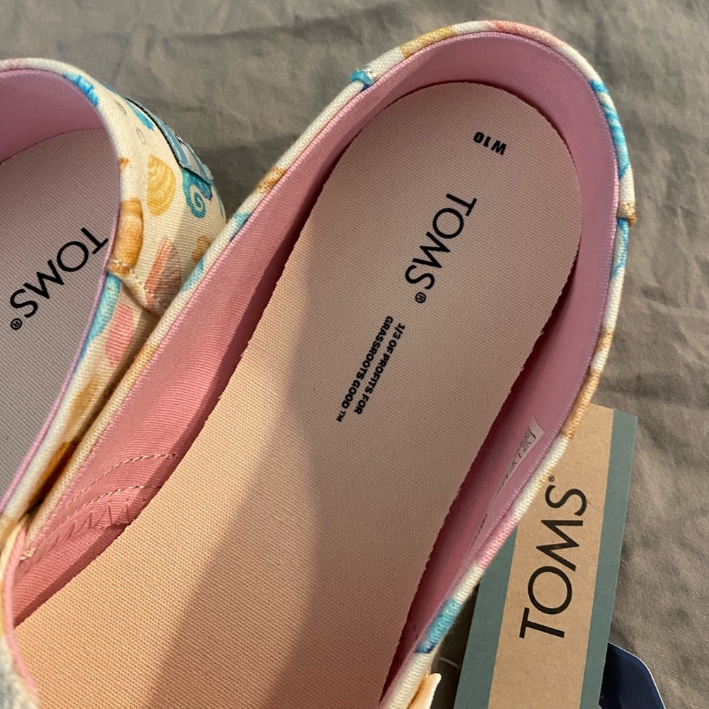 NWT Toms slip ons, novelty seashell pattern, size 10 - Picture 2 of 5
